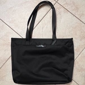 Bellroy Tokyo small laptop tote in Melbourne black (12L)